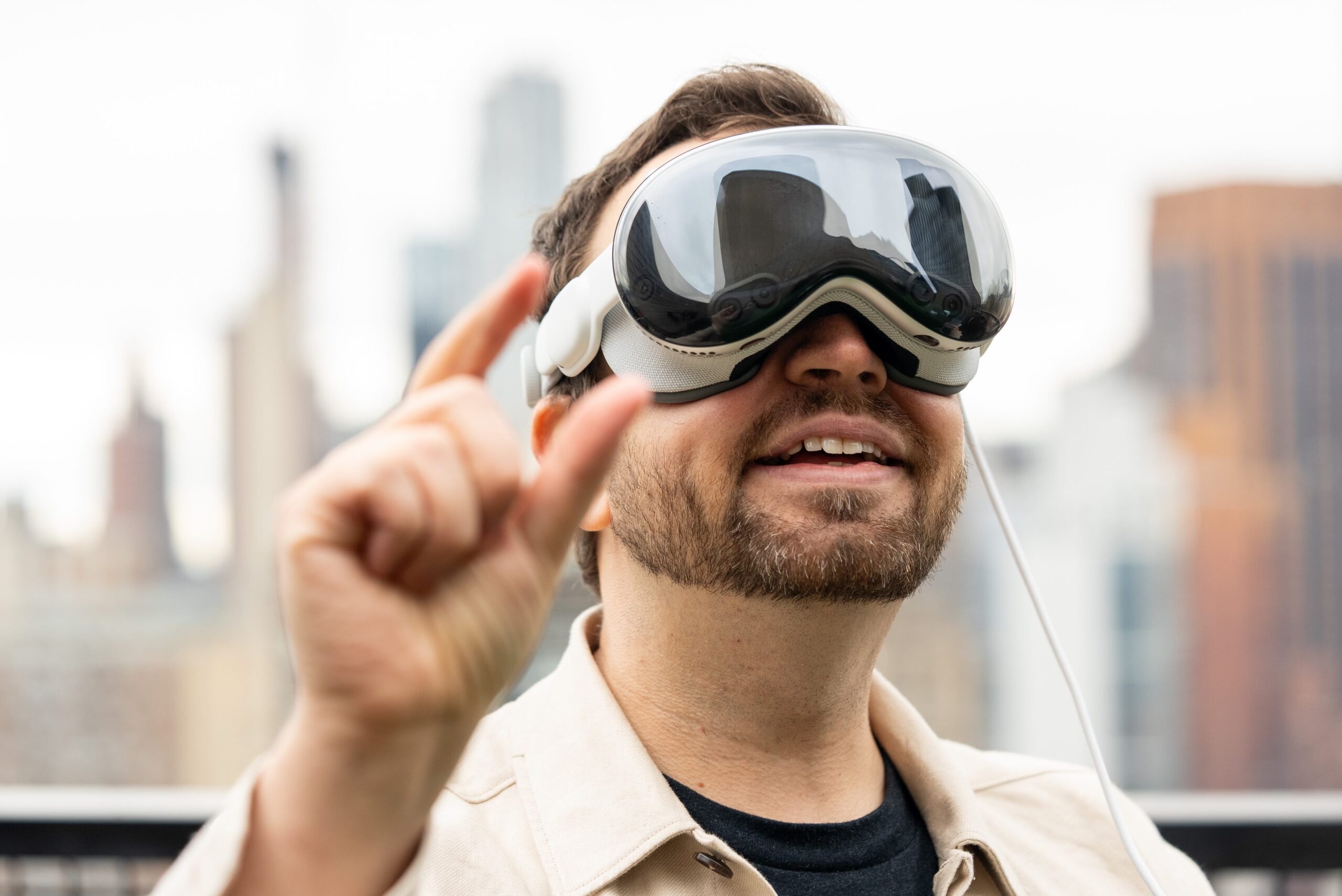 Samsung Unveils Plans for a 2025 Headset to Compete with Apple Vision Pro